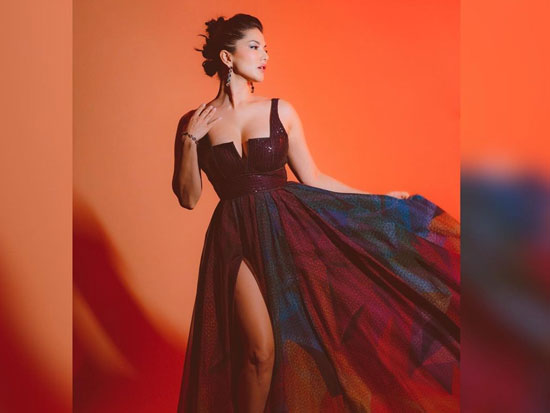 Stunning Poses Of Sunny Leone